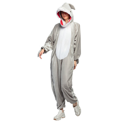 Grijze pluche haaien jumpsuit met witte buik en rode binnenbek, gedragen door een vrouw