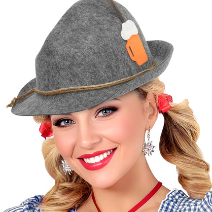Grijze tiroler hoed met oranje bierpul op dame met vlechten, Beierse Oktoberfestlook