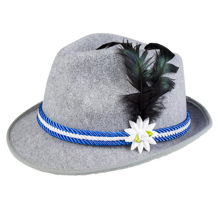 Grijze tirolerhoed met blauw-wit gedraaid koord, zwarte veer en witte edelweissbloem aan de zijkant