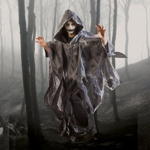 Grijze Zombie cape met capuchon en gerafelde slierten, gedragen in nevelig bos voor Halloween