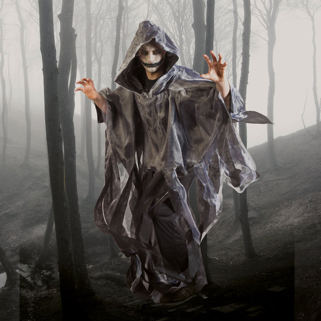 Grijze Zombie cape met capuchon en gerafelde slierten, gedragen in nevelig bos voor Halloween