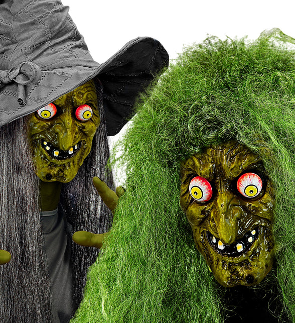 Groen heksenmasker Sara twee keer gedragen, met grijs haar en met wilde groene haren