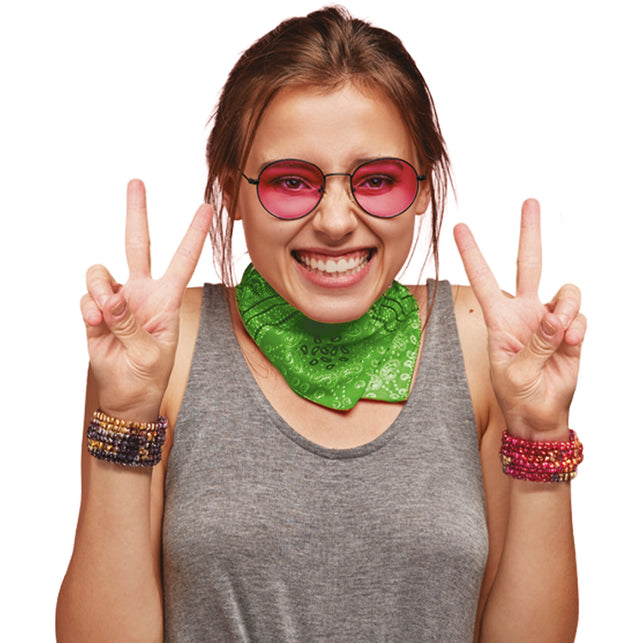 Groene bandana met wit paisleydessin, om de nek geknoopt bij een hippieoutfit