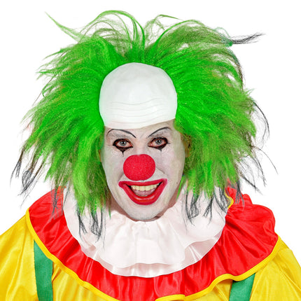 Groene clownspruik met zwarte lokken rond een witte kale kruin, van voren gedragen