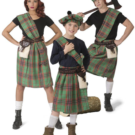 Groene Schotse kilt kinderen naast dezelfde ruitlook voor volwassenen, als gezin tijdens carnaval