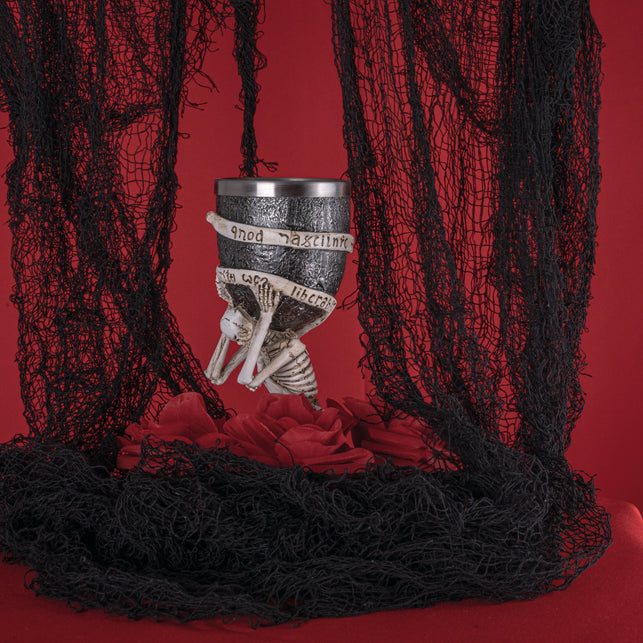 Grofmazig deco doek in het zwart gedrapeerd als halloweendecoratie