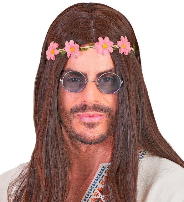 Haarband bloemen roze bij lang bruin haar en ronde zonnebril, jaren 60 hippiestijl