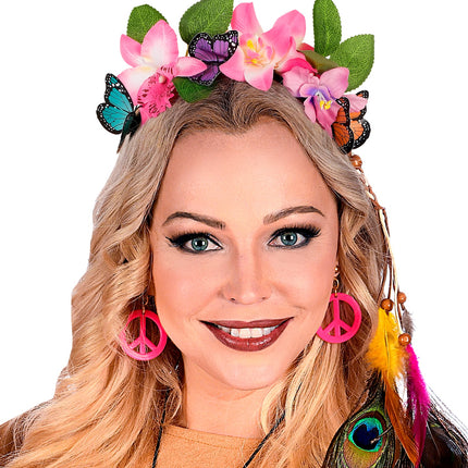 Haarband met roze bloemen en vlinders bij hippieoutfit met peaceteken-oorbellen