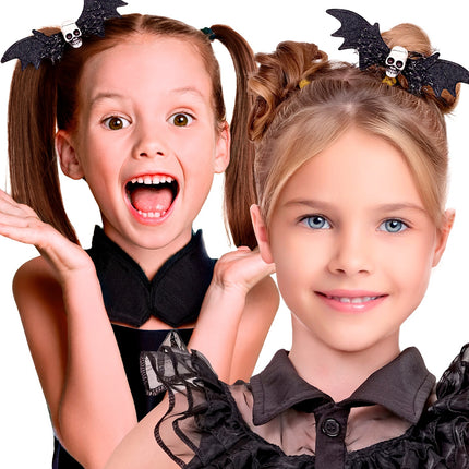 Haarclip vleermuis gedragen in staartjes bij een Halloweenoutfit voor meisjes