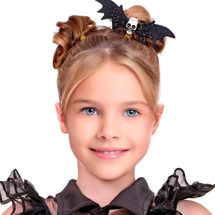 Haarclip vleermuis met schedel in knotje bij zwarte Halloweenblouse