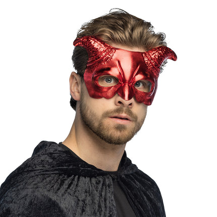 Halfmasker Demoon rood gedragen door een man, metallic rode hoorns boven de ogen voor Halloween