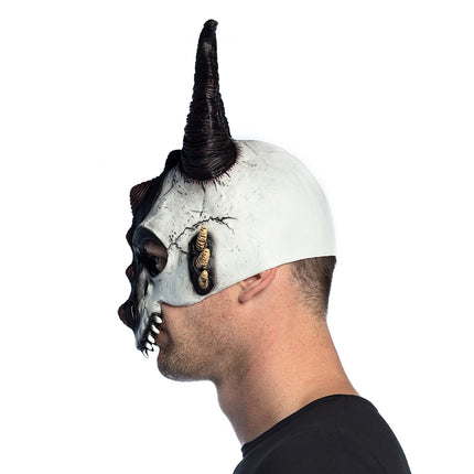 Halfmasker drakenschedel van zijkant: gebogen hoorn en beige tanden langs de wang