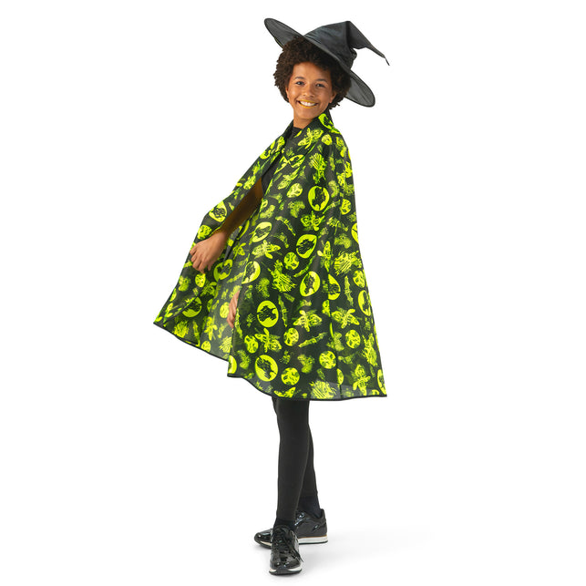 Halloween cape fluo van zijkant, wijd uitvallende zwarte cape met neongroene spookprint
