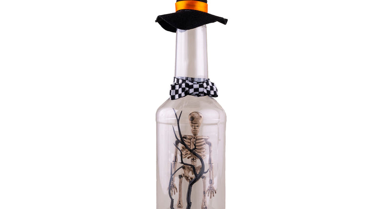 Halloween fles mini landschap met skeletfiguur tussen zwarte takken, punthoed en geblokt strikje