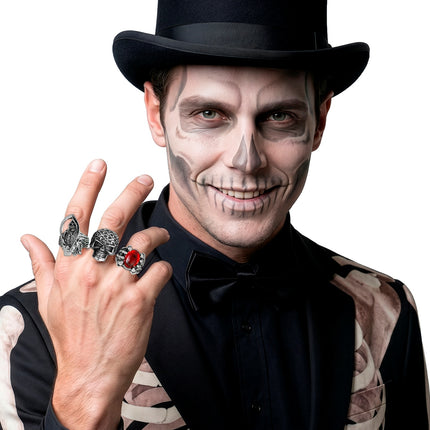 Halloween ringen heren bij skeletschmink en hoge hoed, drie ringen op één hand