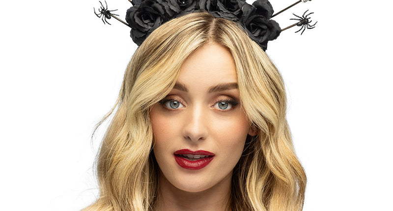 Halokroon Morbella gedragen door een vrouw met lang blond haar, rozen en stralen boven het hoofd voor Halloween