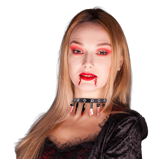Halsband met mes bijl en zaag gedragen om de hals bij een horrorlook met bloedschmink voor Halloween