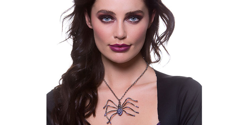 Halsketting met spin gedragen bij een paars-zwarte Halloween-outfit, spinhanger met lila steentjes