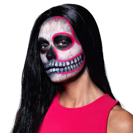 Halve doodskoplook met schminkkit UV skull: grijswit gezicht met zwarte oogholtes en felroze contourlijn, voor Halloween