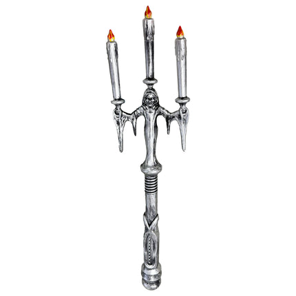 Hand kandelaar in zilver met een gekapte griezelfiguur die drie kaarsen met rode vlammetjes omhooghoudt, voor Halloween