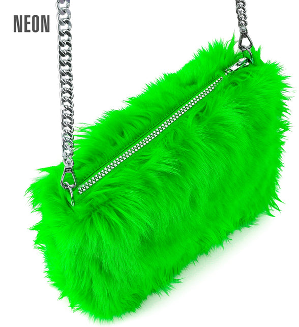 Handtas neon groen van lang pluche met zilverkleurige schakelketting en rits over de bovenkant