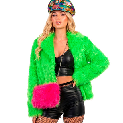 Handtas neon roze pluche aan lange ketting op de heup gedragen door dame