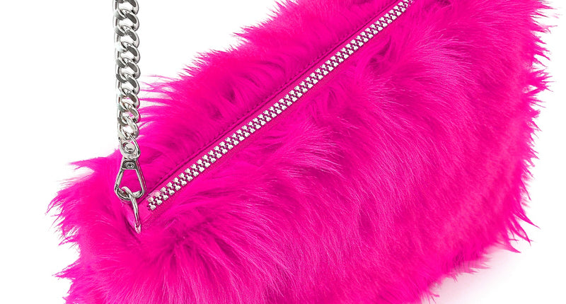 Handtas neon roze pluche met zilveren schakelketting en rits over de bovenkant