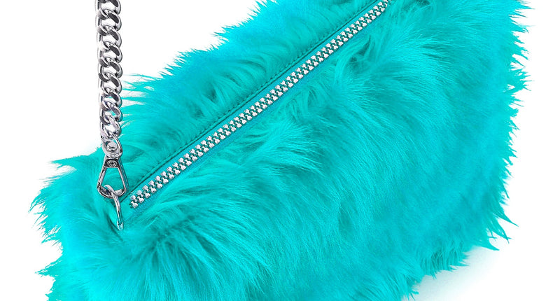 Handtas pluche azuurblauw met zilverkleurige schakelketting en rits, schuin vooraanzicht