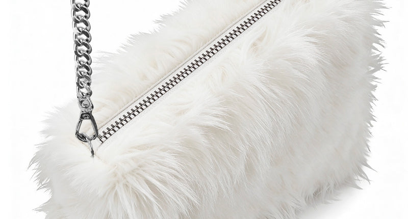 Handtas pluche wit met rits en zilverkleurige schakelketting, langwerpig model