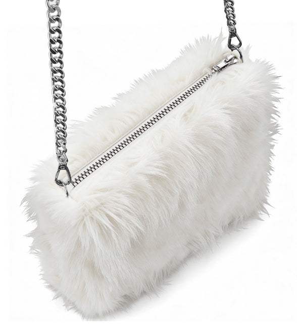 Handtas pluche wit met rits en zilverkleurige schakelketting, langwerpig model