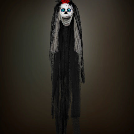 Hangend schedel bruidje met grijze haarslierten en zwarte gaasflarden in een donkere halloweensfeer