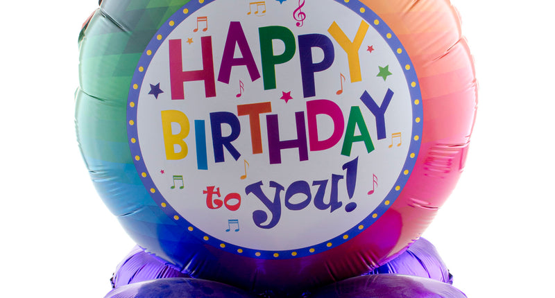 Happy birthday ballon set van 50 cm, ronde folieballon in regenboogkleuren op paarse voetballonnen voor een verjaardag