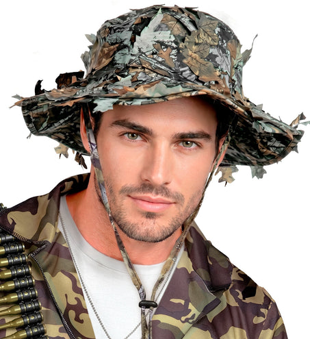 Heer met boonie hoed camouflage, brede slappe rand en koord onder de kin