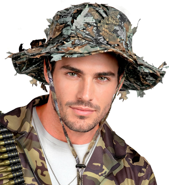Heer met boonie hoed camouflage, brede slappe rand en koord onder de kin