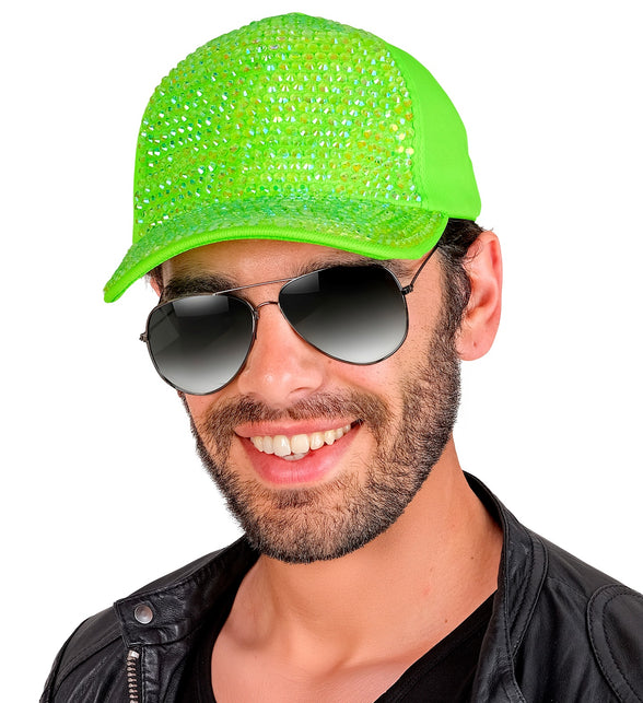 Heer met neongroene strass pet, klep met glinsterende steentjes in close-up