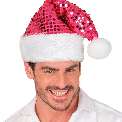 Heer met roze kerstmuts met pailletten en witte pompon boven een witte blouse