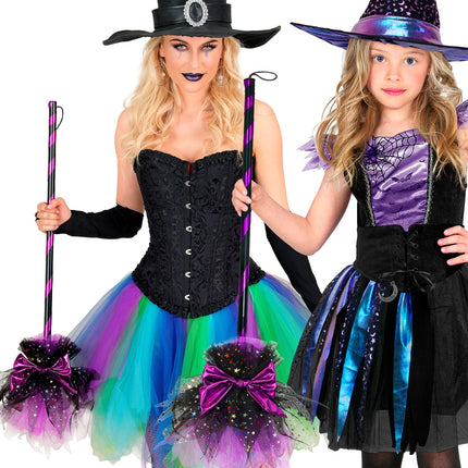 Heksenbezem paars gedragen door dame en meisje in heksenoutfit tijdens Halloween