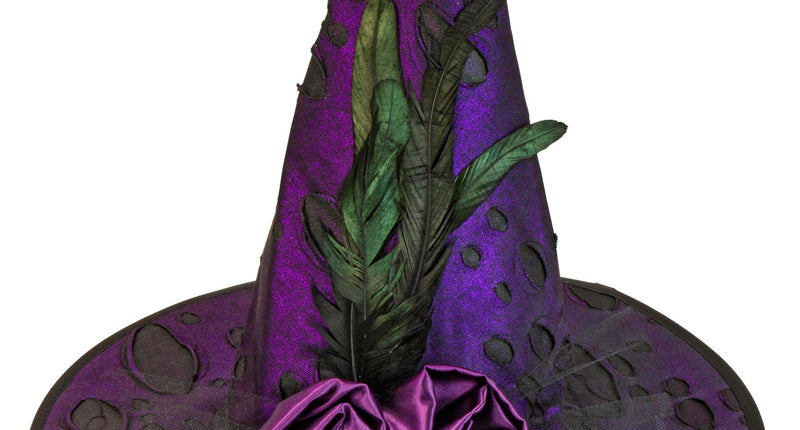 Heksenhoed met bloemen en veren in paars met zwarte uitsnedes, satijnen rozen en groenzwarte veren