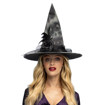 Heksenhoed Hecara met grijs-zwart dessin, veren en roos, gedragen door een dame voor Halloween