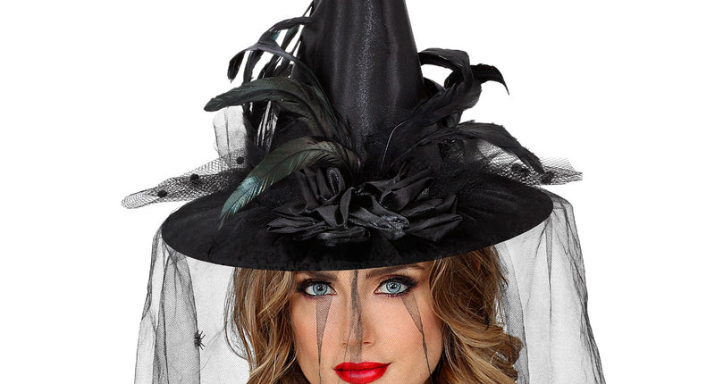 Heksenhoed Mats zwart met veren, stoffen rozen en tule sluier met spinnetjes voor Halloween