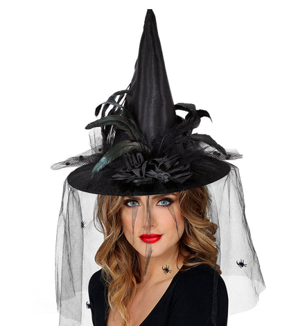 Heksenhoed Mats zwart met veren, stoffen rozen en tule sluier met spinnetjes voor Halloween