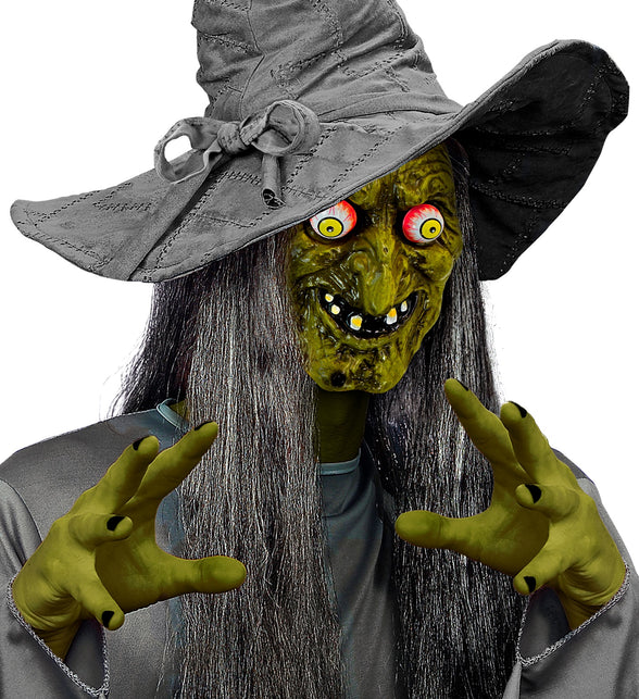 Heksenmasker Sara gedragen met puntige heksenhoed en lang grijs haar voor Halloween