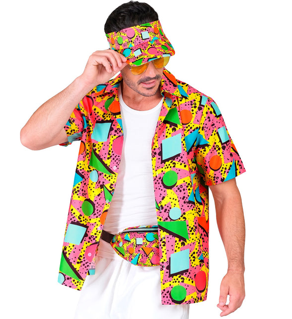 Heren met jaren 80 zonneklep en heuptas met metalen rits, felle geometrische print