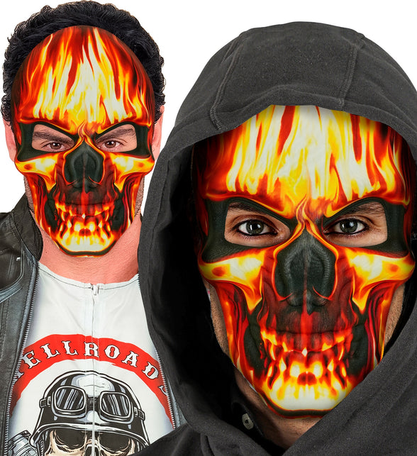 Heren met schedelmasker met vlammen, gedragen los en onder een zwarte capuchon