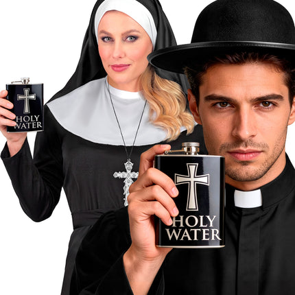 Heupfles Holy Water vastgehouden bij nonnen- en pastoorskostuum voor themafeest