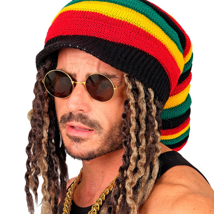 Hoed tam rasta op het hoofd van een man, ruime bol die naar achteren valt