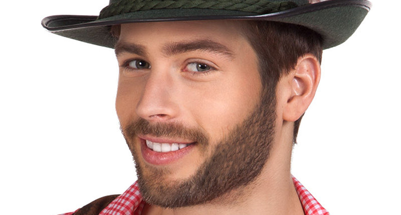 Hoed Tiroler Luxe in groen met gevlochten koordband en sierpluim, gedragen bij een Oktoberfestoutfit