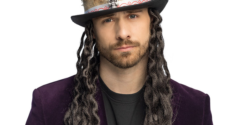 Hoed voodoo Dominique met haar gedragen door een heer, met veren, doodskopje en lange dreadlocks voor Halloween
