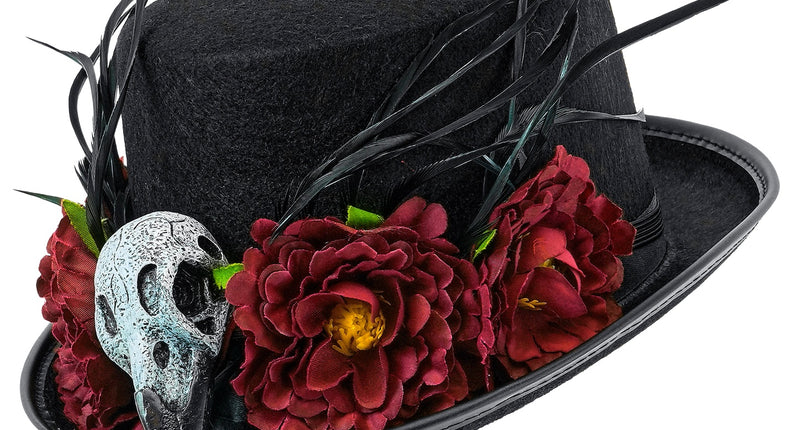 Hoge hoed voodoo zwart met gierschedel, bordeauxrode bloemen en zwarte veren, schuin vooraanzicht
