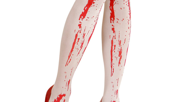 Hoge kousen zombie verpleegster in wit nylon met rode bloedspatten en rood kruis op de boord voor Halloween